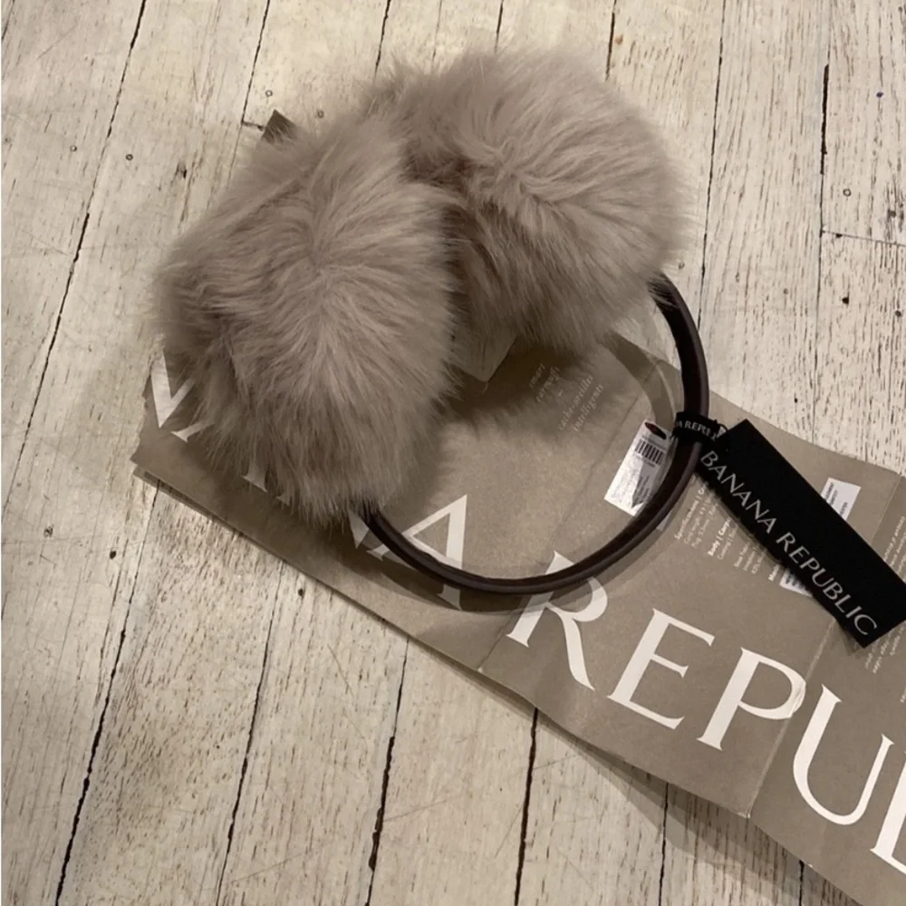 BANANA REPUBLIC Faux fur light grey earmuffs WITH HEADPHONES PORTS
NO CORD - Picture 5 of 8